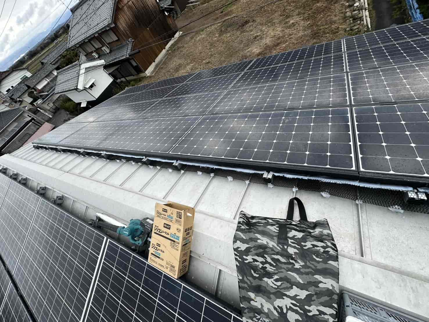滋賀県竜王町｜ソーラーパネル下を狙う鳩の「安全な寝床」を封鎖。雨樋清掃と金網ガードで発電効率と住まいの美観を守り抜いた防衛録