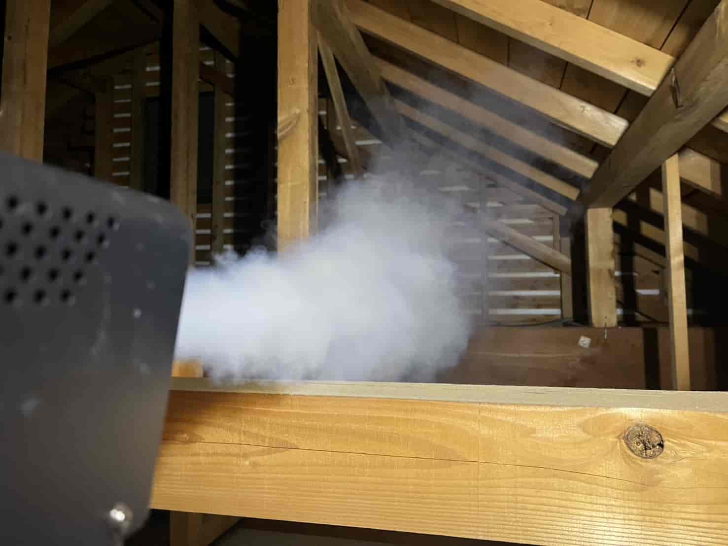 神奈川県川崎市｜ウッドデッキと出窓下に潜む「500円玉サイズの死角」。イタチ・ハクビシンの垂直侵入を断つ精密封鎖と再発防止録