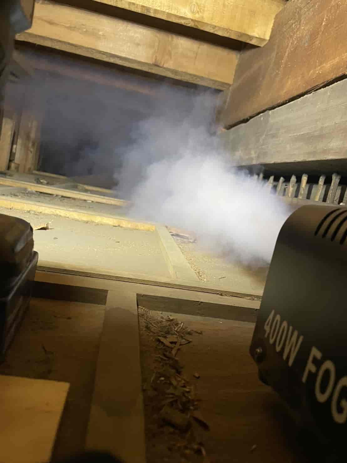 東京都杉並区｜「姿なき足音」を逃さない建築的アプローチ。廊下への点検口新設と燻煙処理で、隠れた侵入口を特定・封鎖した精密防除録