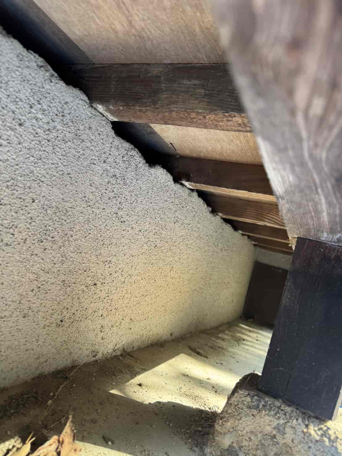 島根県出雲市｜深夜の足音は「4cmの死角」から。断熱材を破壊するイタチを燻煙で追い出し、鋼板封鎖で沈黙を取り戻した防除録