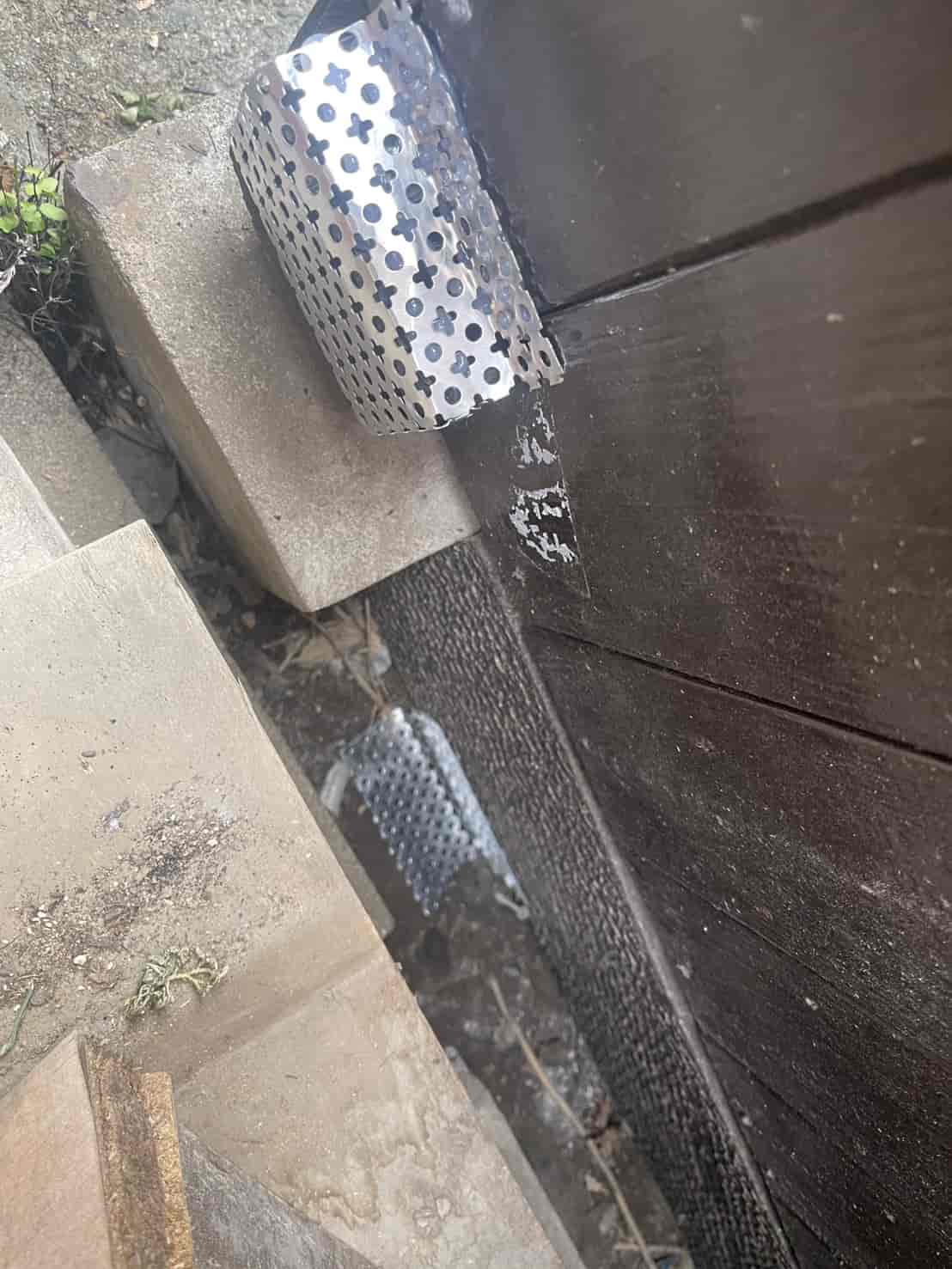 東京都中野区｜再発を繰り返すネズミの執着を断つ。通気口封鎖と基礎外周の「土掘り」への防鼠モルタル対策