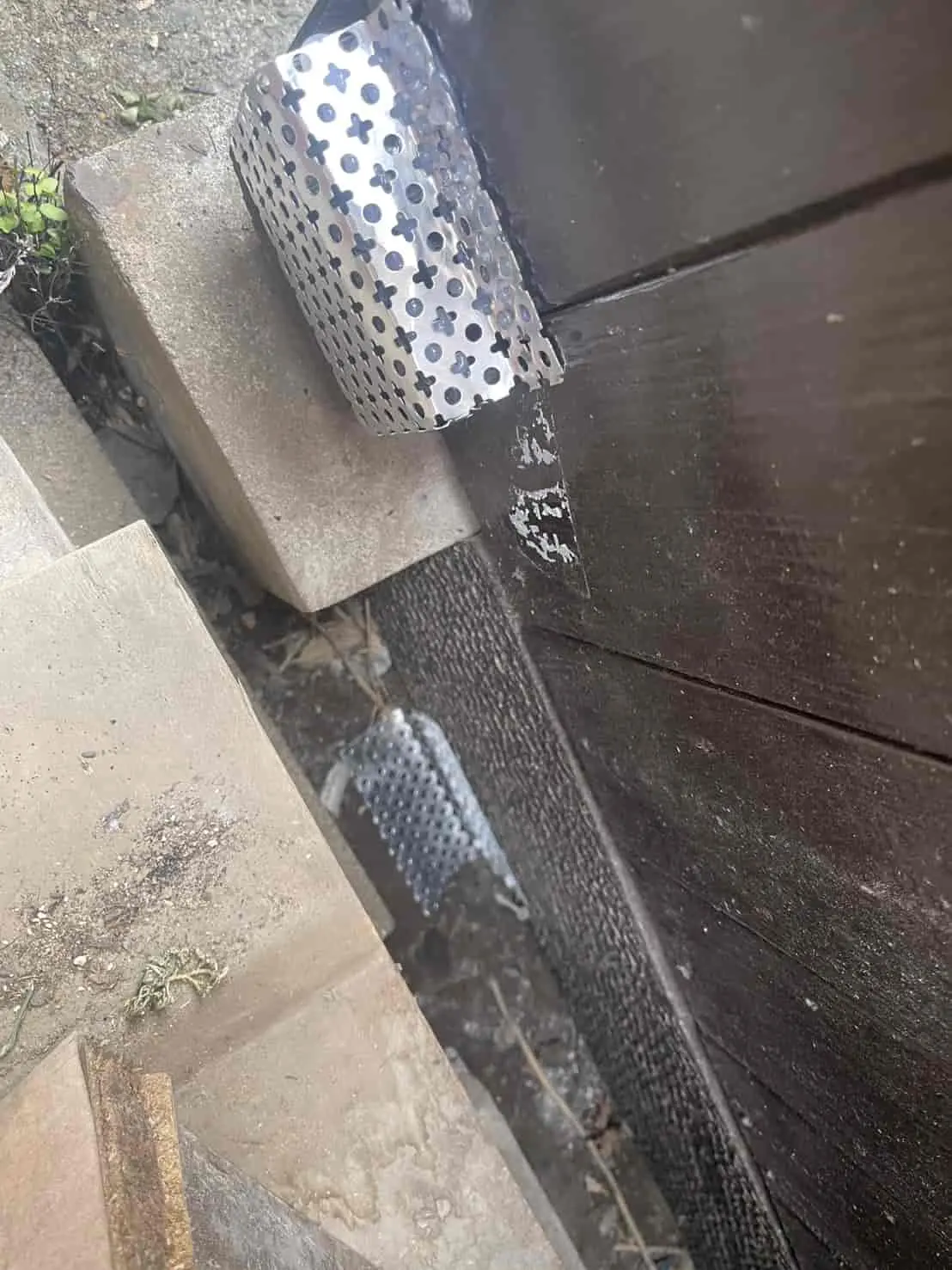 東京都中野区｜再発を繰り返すネズミの執着を断つ。通気口封鎖と基礎外周の「土掘り」への防鼠モルタル対策